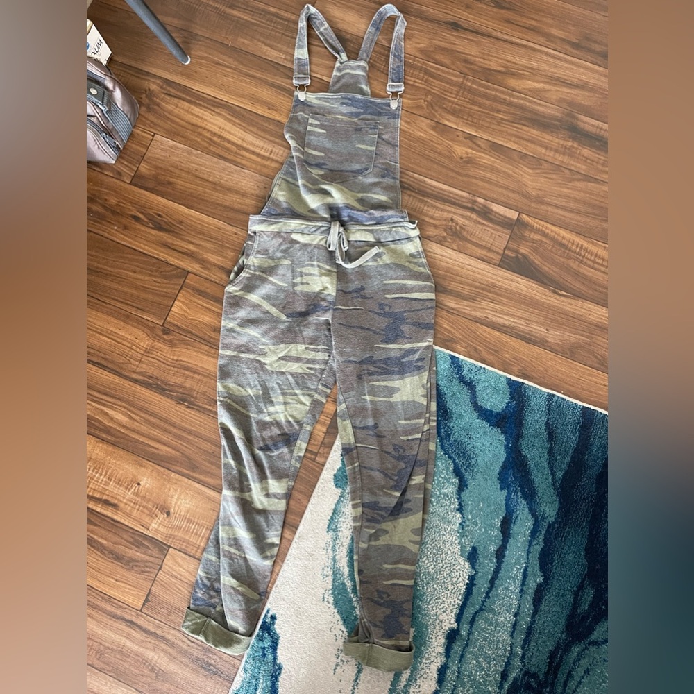 SUPER CUTE camo overalls